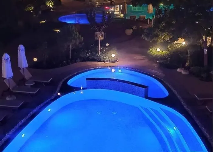 Izida Palace Garden Oasis *